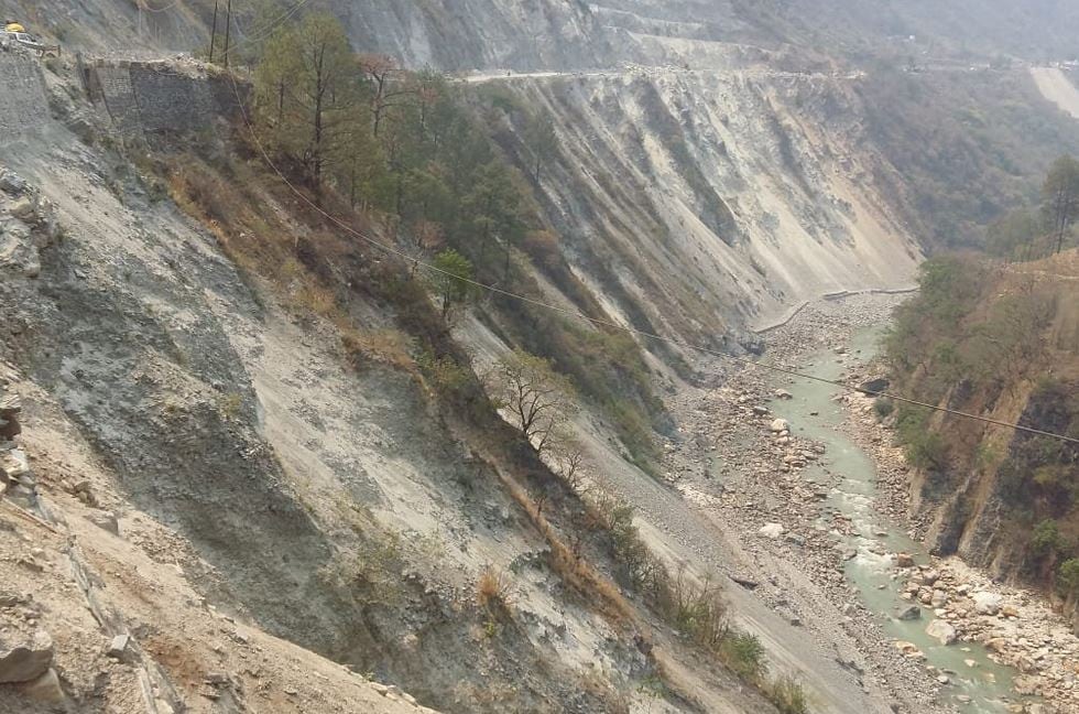 चारधाम प्रोजेक्ट: चीन सीमा तक जाने वाली सड़क पर क्यों है विवाद