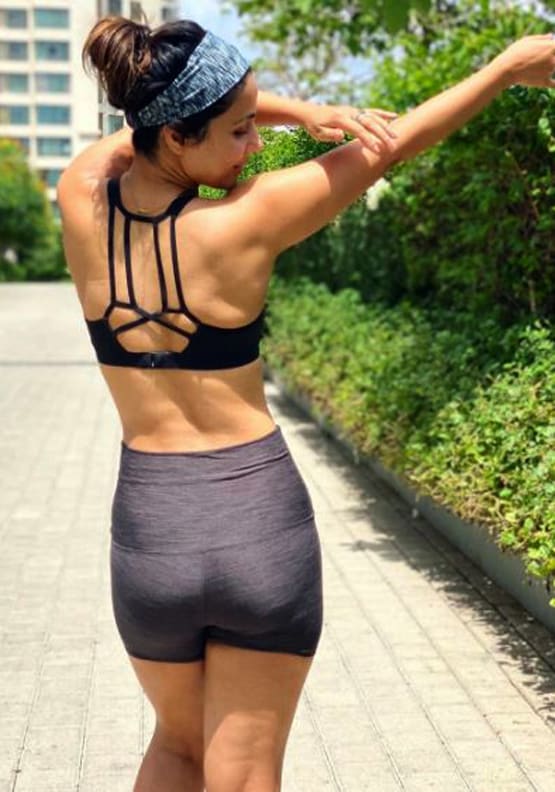 हिना खान ने शेयर की वर्कआउट फोटोज, बॉडी फ्लॉन्ट करती आईं नजर