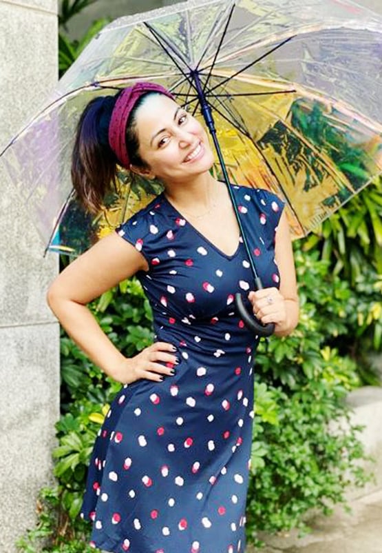 हिना खान ने शेयर की वर्कआउट फोटोज, बॉडी फ्लॉन्ट करती आईं नजर