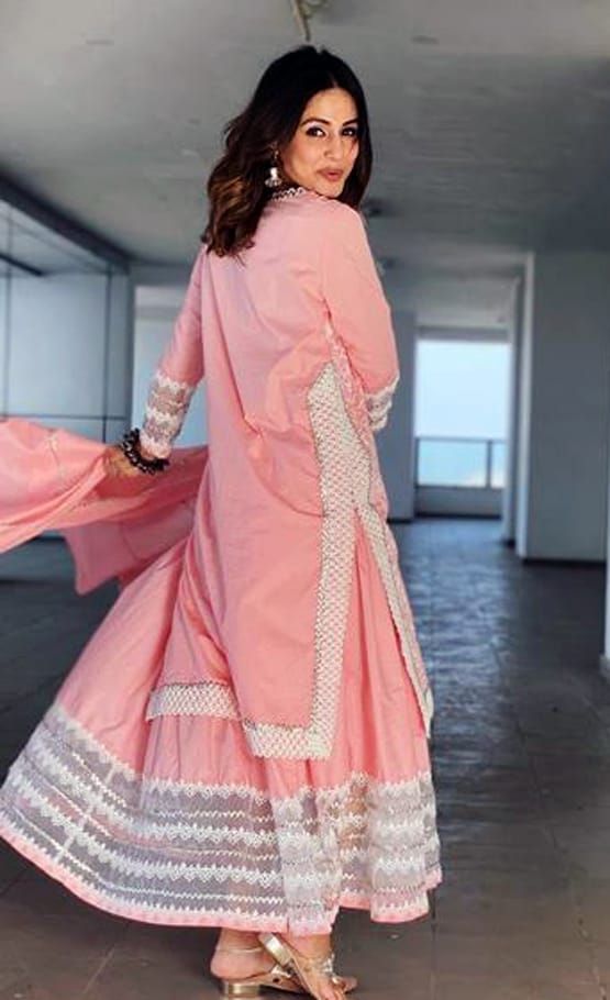 हिना खान ने शेयर की वर्कआउट फोटोज, बॉडी फ्लॉन्ट करती आईं नजर