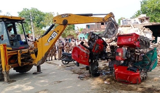कार का कचूमर, ट्रैक्टर के टुकड़े ,देखें- कैसे ढहाया विकास दुबे का मकान