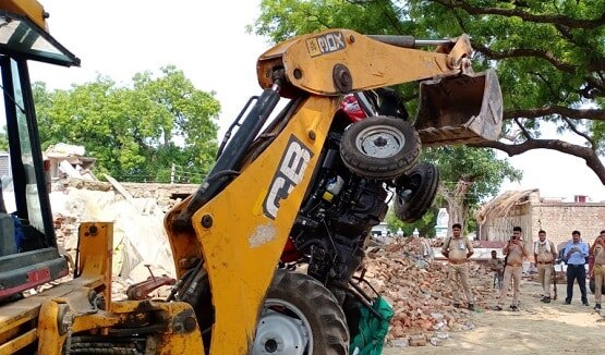 कार का कचूमर, ट्रैक्टर के टुकड़े ,देखें- कैसे ढहाया विकास दुबे का मकान