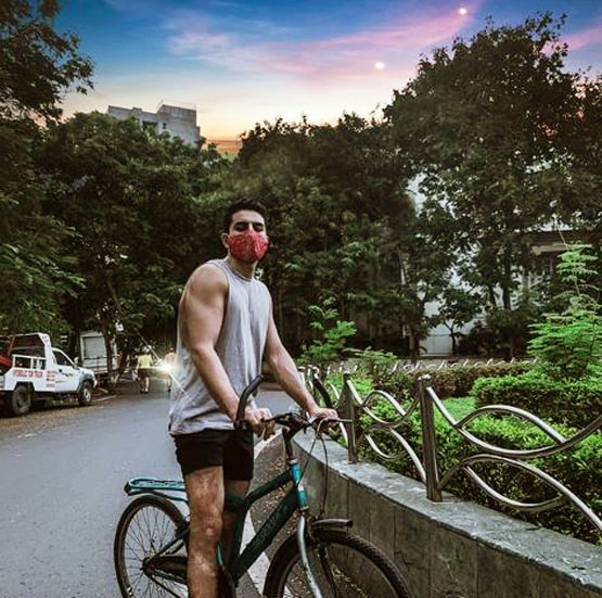 मौसम का मजा लेने भाई इब्राहिम संग साइक‍िल राइड पर निकलीं सारा अली खान