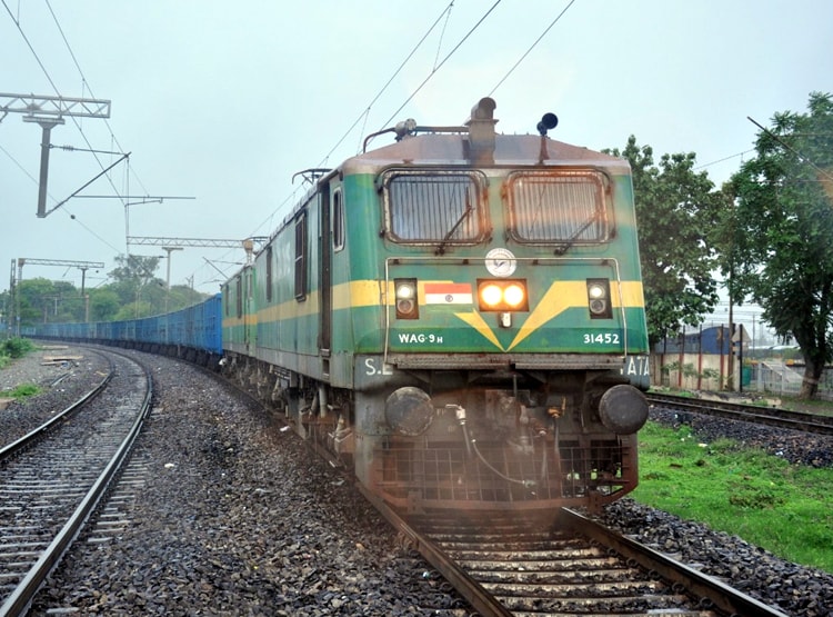 सुपर एनाकोंडा की तरह नजर आई 2 किमी लंबी मालगाड़ी, लगे थे 174 वैगन