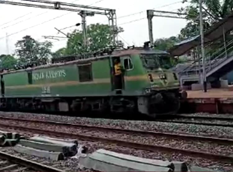 सुपर एनाकोंडा की तरह नजर आई 2 किमी लंबी मालगाड़ी, लगे थे 174 वैगन