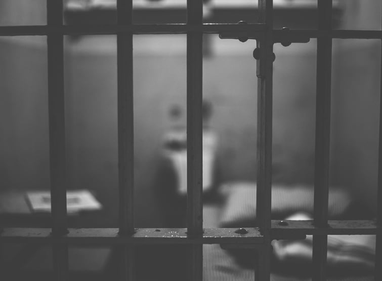 पति के शराब पीने से तंग आई पत्नी, हाथ बांधकर बेलन से दबा दिया गला