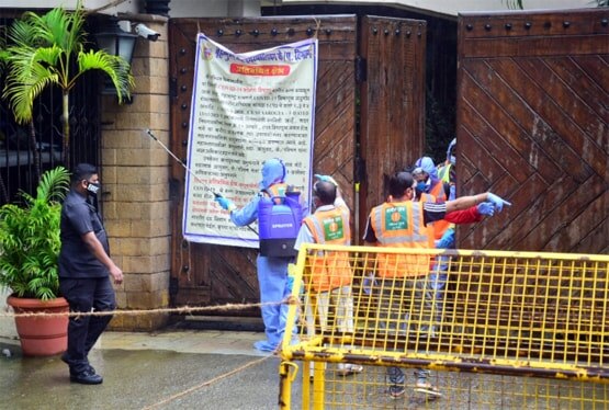 BMC ने सैनिटाइज किया अमिताभ का बंगला 'जलसा', बाहर लगाया पोस्टर