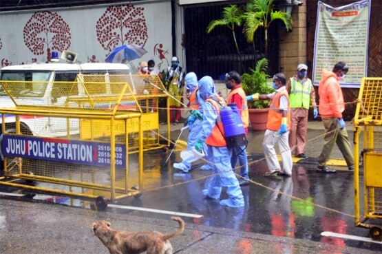 BMC ने सैनिटाइज किया अमिताभ का बंगला 'जलसा', बाहर लगाया पोस्टर