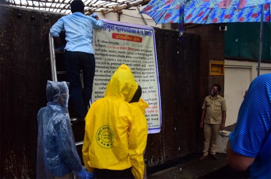 BMC ने सैनिटाइज किया अमिताभ का बंगला 'जलसा', बाहर लगाया पोस्टर