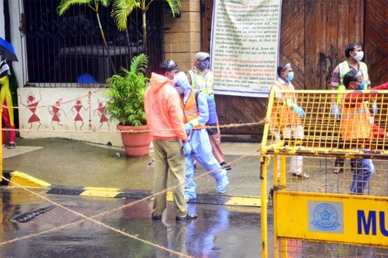 BMC ने सैनिटाइज किया अमिताभ का बंगला 'जलसा', बाहर लगाया पोस्टर