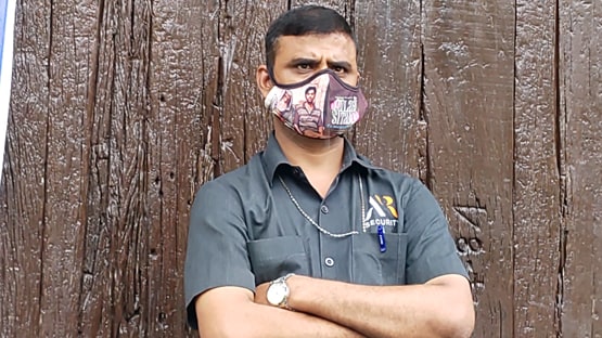 BMC ने सैनिटाइज किया अमिताभ का बंगला 'जलसा', बाहर लगाया पोस्टर