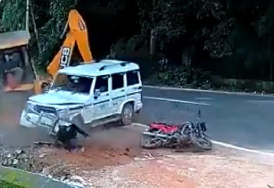 बेकाबू JCB से दबने वाला था युवक, बोलेरो ने बचा ली जान, वीडियो वायरल