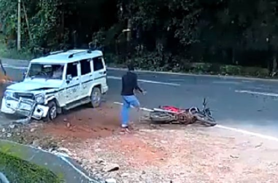 बेकाबू JCB से दबने वाला था युवक, बोलेरो ने बचा ली जान, वीडियो वायरल