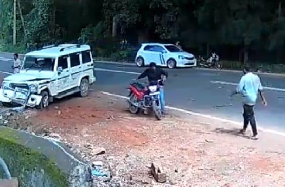 बेकाबू JCB से दबने वाला था युवक, बोलेरो ने बचा ली जान, वीडियो वायरल