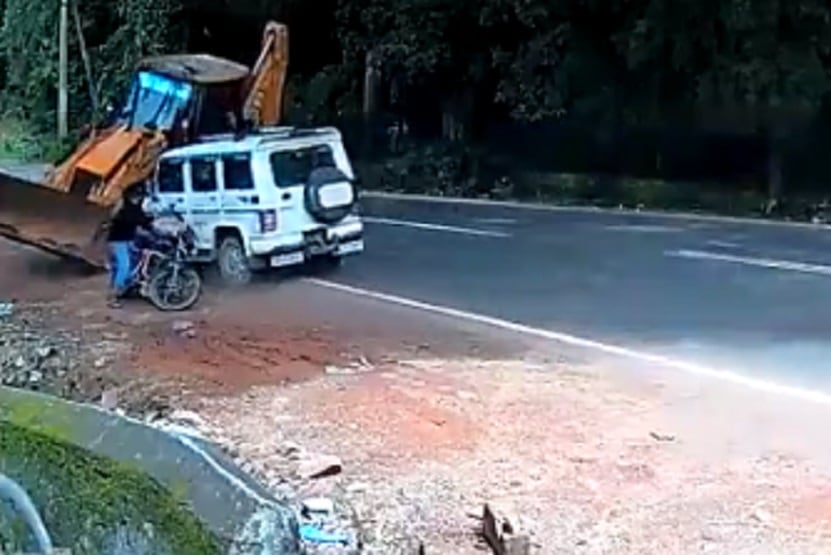 बेकाबू JCB से दबने वाला था युवक, बोलेरो ने बचा ली जान, वीडियो वायरल