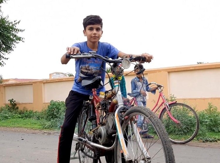 9वीं के छात्र ने साइकिल को बनाया बाइक, कबाड़ का किया इस्तेमाल
