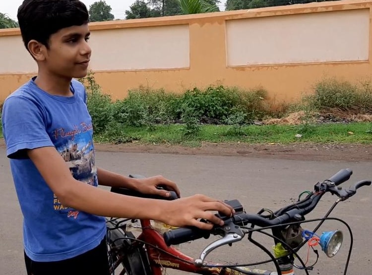 9वीं के छात्र ने साइकिल को बनाया बाइक, कबाड़ का किया इस्तेमाल