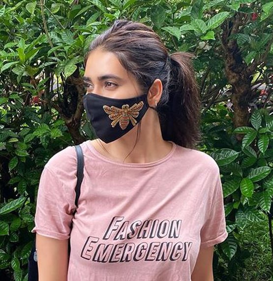 बटरफ्लाइ मास्क में करिश्मा तन्ना का स्टनिंग लुक, वायरल हुई तस्वीरें