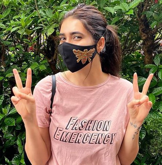 बटरफ्लाइ मास्क में करिश्मा तन्ना का स्टनिंग लुक, वायरल हुई तस्वीरें