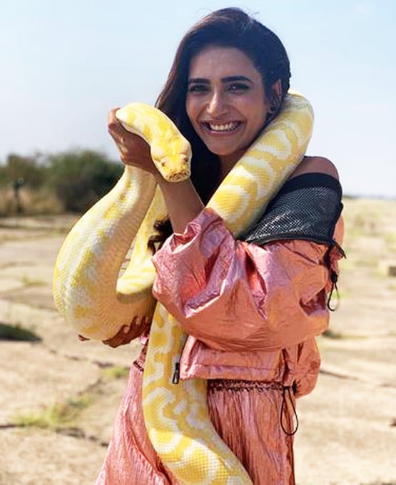 बटरफ्लाइ मास्क में करिश्मा तन्ना का स्टनिंग लुक, वायरल हुई तस्वीरें