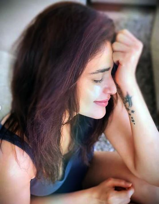 बटरफ्लाइ मास्क में करिश्मा तन्ना का स्टनिंग लुक, वायरल हुई तस्वीरें