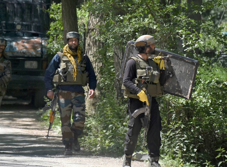 शोपियां: बंकर में रहते थे आतंकी, सर्च में मिला गोला-बारूद का जखीरा