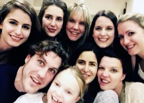 कटरीना कैफ की हैं 7 बहनें, इस देश में रहता है परिवार, देखें फैमिली एलबम