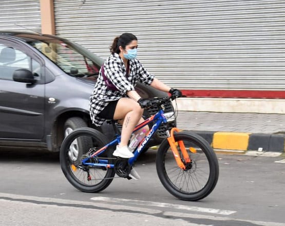 PHOTOS: साइकलिंग करती नजर आईं सारा अली खान, करीना संग दिखे तैमूर