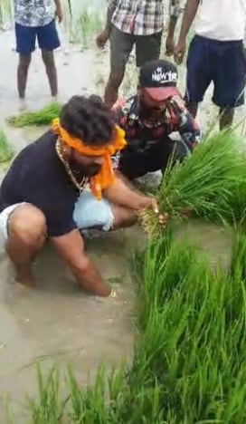 सलमान खान के बाद ये एक्टर कर रहा खेतों में धान रोपाई, देखें फोटोज