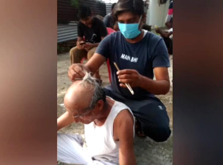 पड़ोसी को कोरोना, नाइयों का मुंडन से इनकार, घरवालों ने आपस में काटे बाल