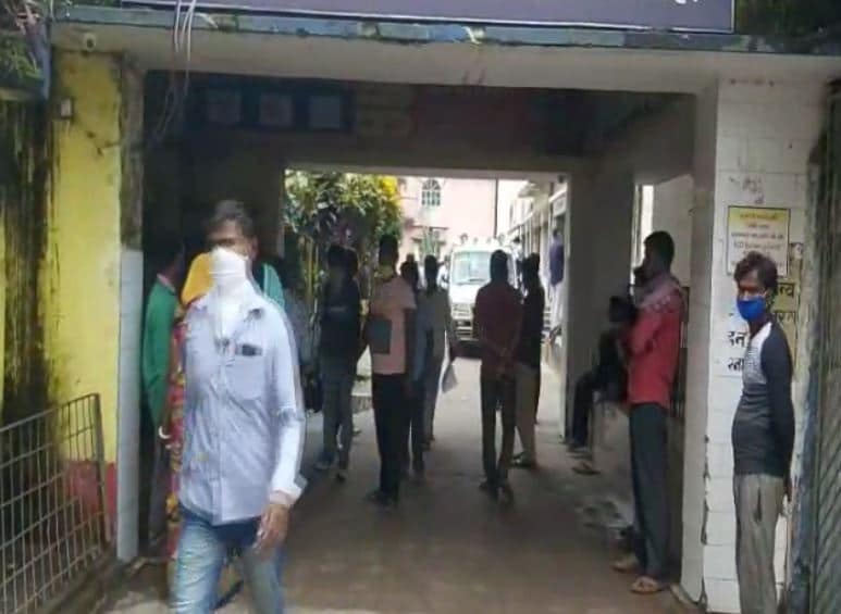 कोरोना की भयावह तस्वीर, परिवार ने ठुकराया, 24 घंटे एंबुलेंस में पड़ा रहा शव