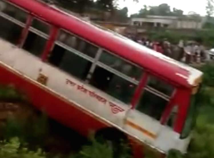 खाई में घुसकर हवा में लटकी बस, हलक में लटकी रही 25 यात्रियों की जान
