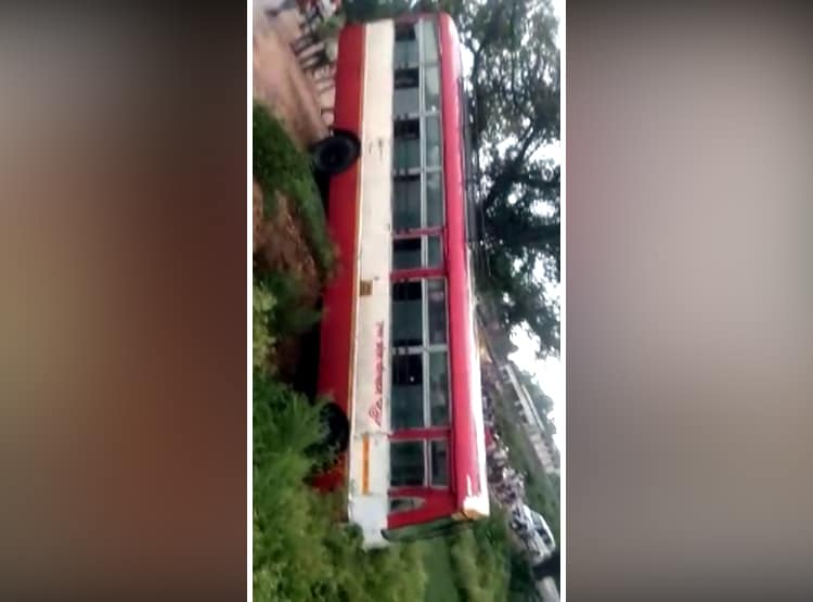 खाई में घुसकर हवा में लटकी बस, हलक में लटकी रही 25 यात्रियों की जान