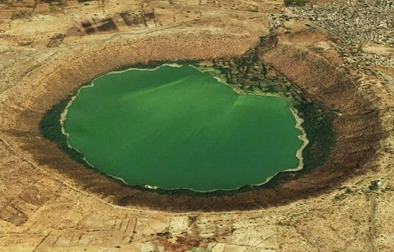 लोनार झील: रहस्य से उठा पर्दा, क्यों अचानक लाल हो गया था पानी