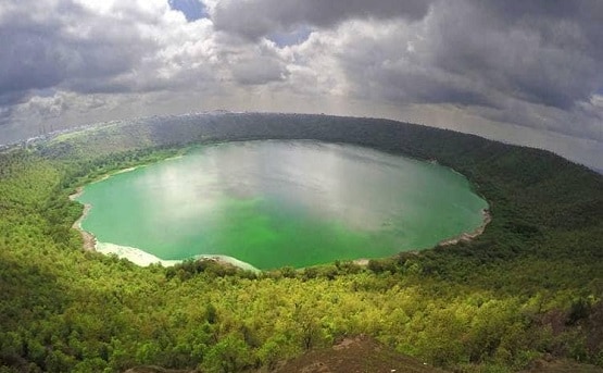 लोनार झील: रहस्य से उठा पर्दा, क्यों अचानक लाल हो गया था पानी