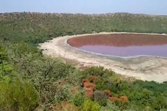 लोनार झील: रहस्य से उठा पर्दा, क्यों अचानक लाल हो गया था पानी
