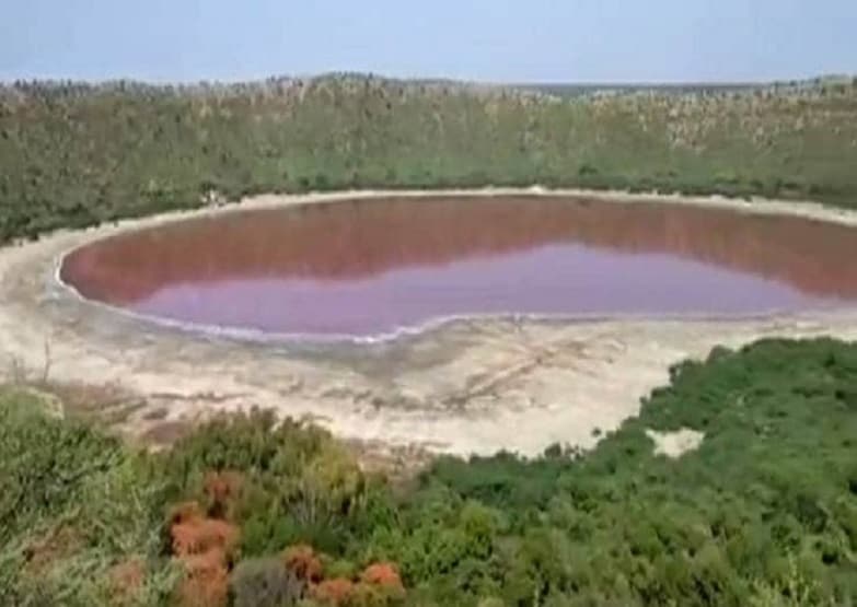 लोनार झील: रहस्य से उठा पर्दा, क्यों अचानक लाल हो गया था पानी
