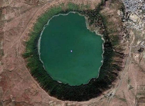 लोनार झील: रहस्य से उठा पर्दा, क्यों अचानक लाल हो गया था पानी