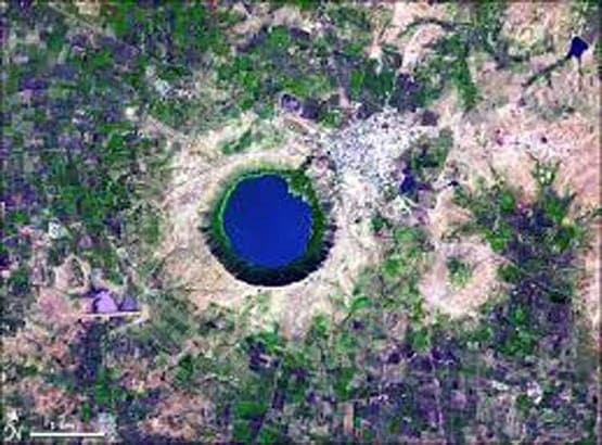 लोनार झील: रहस्य से उठा पर्दा, क्यों अचानक लाल हो गया था पानी