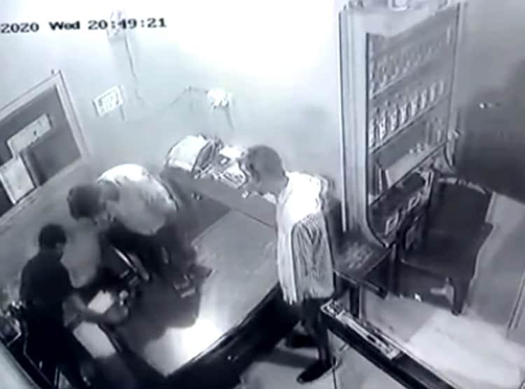 गन प्वाइंट पर पेट्रोल पंप पर लूट, CCTV से बचने के लिए करवाया अंधेरा
