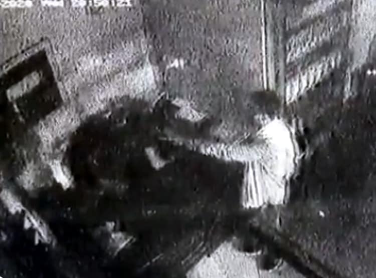 गन प्वाइंट पर पेट्रोल पंप पर लूट, CCTV से बचने के लिए करवाया अंधेरा