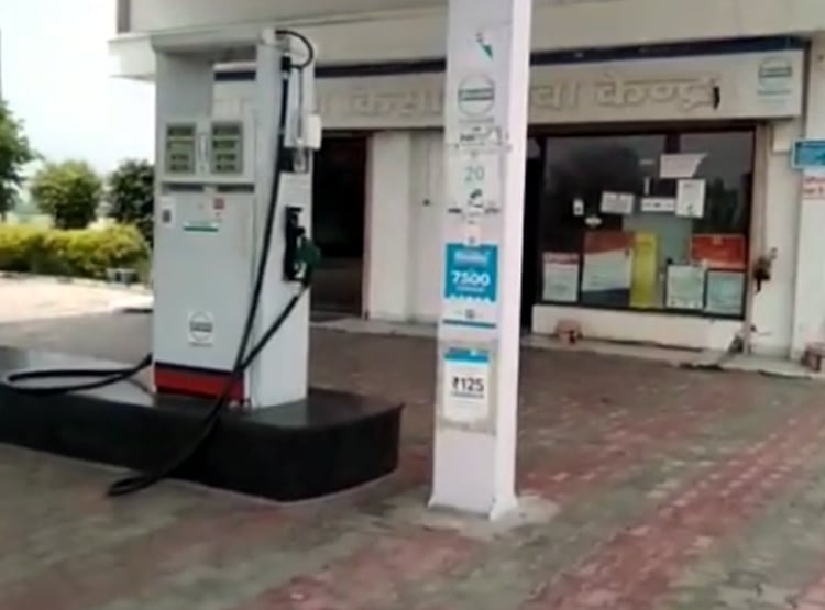 गन प्वाइंट पर पेट्रोल पंप पर लूट, CCTV से बचने के लिए करवाया अंधेरा