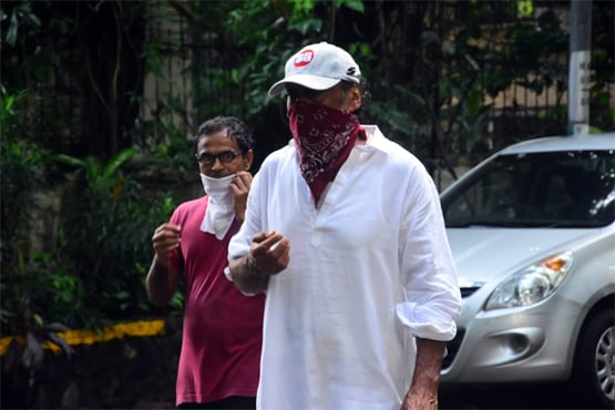 सारा से प्र‍ियंका तक, सेलेब्स के बीच पॉपुलर हैं ये डिजाइनर मास्क, PHOTOS