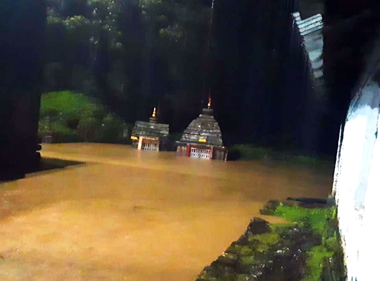 दूसरा केदारनाथ कहे जाने वाले मंदिर में बारिश का कहर, सामने आया लाइव वीडियो