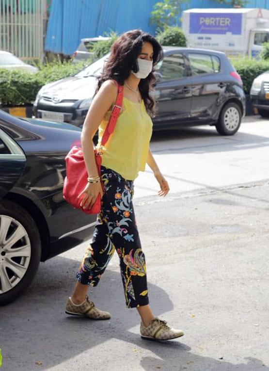 कोरोना के बीच मुंबई में स्पॉट हुए मल्लिका शेरावत-विक्रांत मैसी, Photos