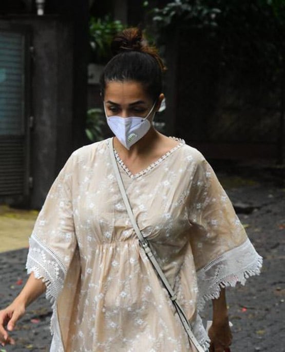 अपने डॉगी संग सैर पर निकलीं मलाइका अरोड़ा, मास्क लगाए आईं नजर