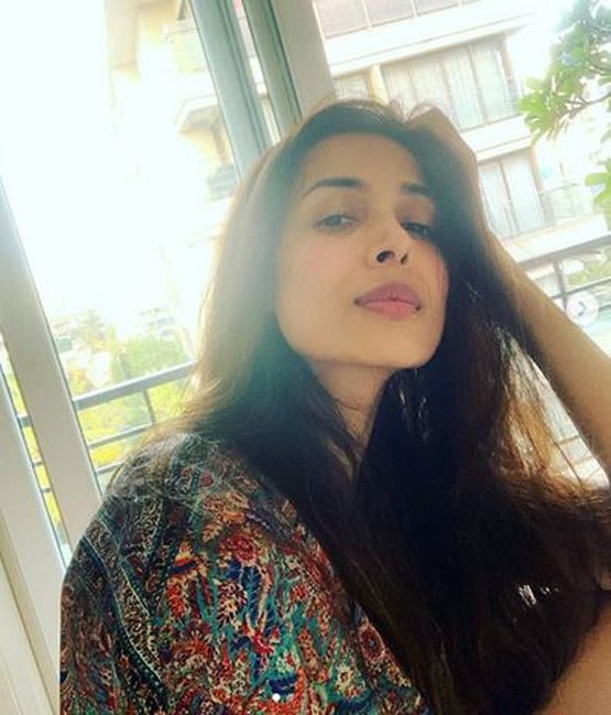 अपने डॉगी संग सैर पर निकलीं मलाइका अरोड़ा, मास्क लगाए आईं नजर