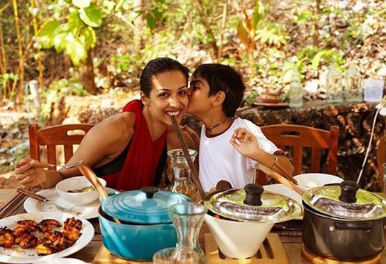 अपने डॉगी संग सैर पर निकलीं मलाइका अरोड़ा, मास्क लगाए आईं नजर