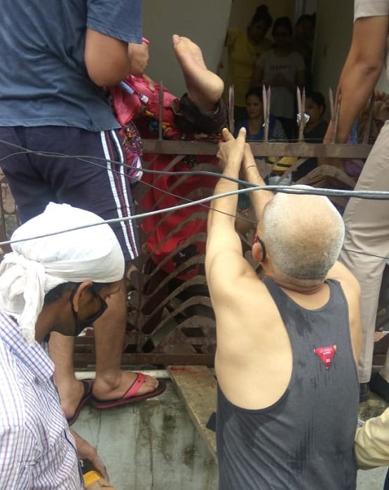 चौथी मंजिल से गिरा-ग्रिल में अटका, दिल्ली के युवक को छूकर निकली मौत!