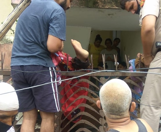 चौथी मंजिल से गिरा-ग्रिल में अटका, दिल्ली के युवक को छूकर निकली मौत!